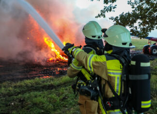 Brandstiftung: Unbekannte setzen 220 Strohballen in Brand Feuerwehreinsatz: Strohballenbrand in Schulenburg