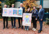 Vorstellung des Lionsclub Adventskalender 2024 - (vo.li.): Günther Schramm und Alexander Machill vom Lions Club, Bürgermeister Mirko Heuer, Künstlerin des Siegerbildes Medina Demiri mit Mutter, sowie der Präsident des Langenhagener Lions Club, Carsten Skiwirblies.