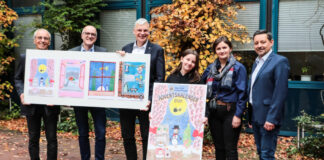 Vorstellung des Lionsclub Adventskalender 2024 - (vo.li.): Günther Schramm und Alexander Machill vom Lions Club, Bürgermeister Mirko Heuer, Künstlerin des Siegerbildes Medina Demiri mit Mutter, sowie der Präsident des Langenhagener Lions Club, Carsten Skiwirblies.