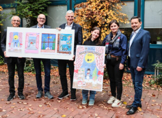 Lions Adventskalender 2024: „Ein Blick durchs Fenster – es weihnachtet“ eröffnet die Adventszeit in Langenhagen Vorstellung des Lionsclub Adventskalender 2024 - (vo.li.): Günther Schramm und Alexander Machill vom Lions Club, Bürgermeister Mirko Heuer, Künstlerin des Siegerbildes Medina Demiri mit Mutter, sowie der Präsident des Langenhagener Lions Club, Carsten Skiwirblies.