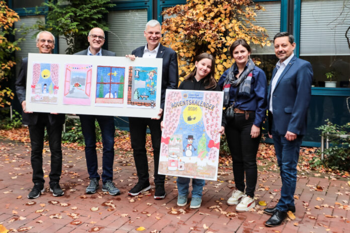 Vorstellung des Lionsclub Adventskalender 2024 - (vo.li.): Günther Schramm und Alexander Machill vom Lions Club, Bürgermeister Mirko Heuer, Künstlerin des Siegerbildes Medina Demiri mit Mutter, sowie der Präsident des Langenhagener Lions Club, Carsten Skiwirblies.