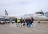 Flughafen-CEO Dr. Martin Roll (dritter von links) und Peer Zeise (Airlines Vertrieb Hannover Airport) freuen sich gemeinsam mit Station Manager Eddy de Meyer (zweiter von links), Silvana Bajramovic (links) von Air France und der Crew über das Jubiläum.