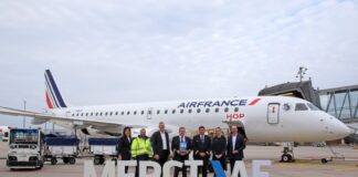 Flughafen-CEO Dr. Martin Roll (dritter von links) und Peer Zeise (Airlines Vertrieb Hannover Airport) freuen sich gemeinsam mit Station Manager Eddy de Meyer (zweiter von links), Silvana Bajramovic (links) von Air France und der Crew über das Jubiläum.