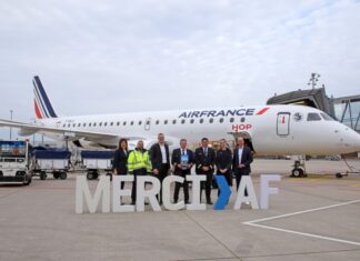 Hannover Airport: Joyeux anniversaire Air France! 70 Jahre Konnektivität für den Flughafen Flughafen-CEO Dr. Martin Roll (dritter von links) und Peer Zeise (Airlines Vertrieb Hannover Airport) freuen sich gemeinsam mit Station Manager Eddy de Meyer (zweiter von links), Silvana Bajramovic (links) von Air France und der Crew über das Jubiläum.