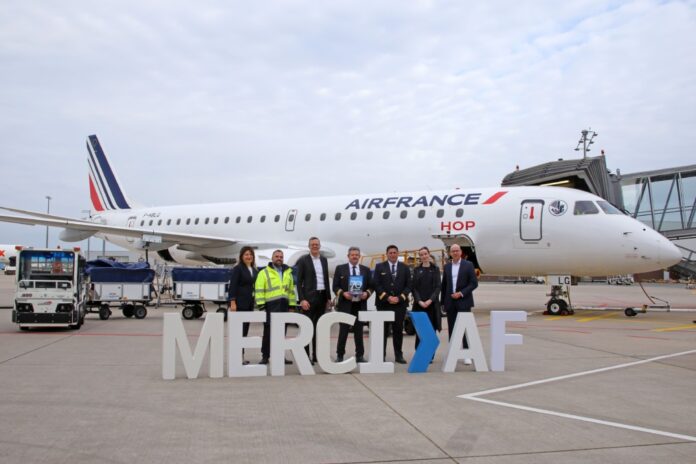 Flughafen-CEO Dr. Martin Roll (dritter von links) und Peer Zeise (Airlines Vertrieb Hannover Airport) freuen sich gemeinsam mit Station Manager Eddy de Meyer (zweiter von links), Silvana Bajramovic (links) von Air France und der Crew über das Jubiläum.