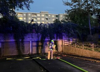 Hannover: Feuer in einer Tiefgarage Feuerwehrmann im Einsatz am Spessartweg.