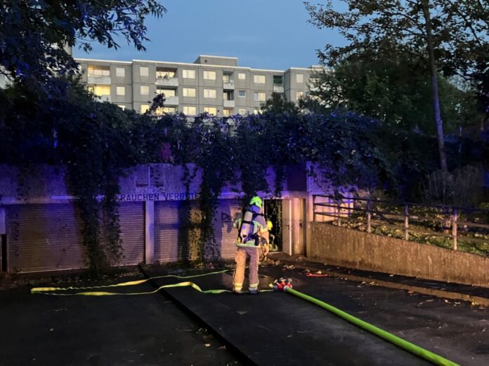 Feuerwehrmann im Einsatz am Spessartweg.