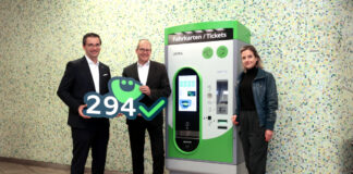 Abschluss des Roll-Outs der neuen Fahrkartenautomaten. Pressefototermin am 01. Oktober 2024 Station „Kröpcke“ auf dem Bahnsteig der Linien 1, 2 und 8 in Fahrtrichtung „Langenhagen“, „Alte Heide“ und „Hauptbahnhof“ Elke Maria van Zadel, Vorstandsvorsitzende der ÜSTRA, Ulf-Birger Franz, Verkehrsdezernent der Region Hannover und Aufsichtsratsvorsitzender der ÜSTRA, sowie Andreas Wehrmann Geschäftsführer der ICA Traffic GmbH.