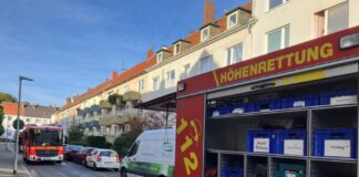 Feuerwehr Hannover rettet Frau von Dach eines Mehrfamilienhauses in Hannover-Ricklingen.