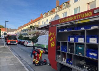 Feuerwehr Hannover rettet Frau von Dach eines Mehrfamilienhauses Feuerwehr Hannover rettet Frau von Dach eines Mehrfamilienhauses in Hannover-Ricklingen.