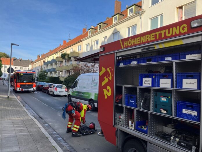 Feuerwehr Hannover rettet Frau von Dach eines Mehrfamilienhauses in Hannover-Ricklingen.