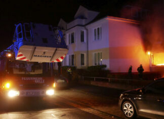 Zimmerbrand in Celle: Feuerwehr verhindert Flammenüberschlag ins Obergeschoss – 15 Personen betroffen Celle: Zimmerbrand in voller Ausdehnung