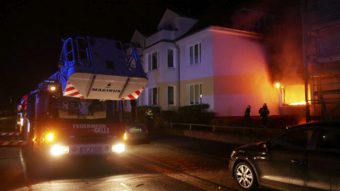 Celle: Zimmerbrand in voller Ausdehnung