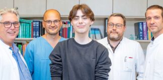 Gebündelte OP-Kompetenz für Patient Niklas L. (Mitte): PD Dr. Alexander Horke, PD Dr. Murat Avsar, Dr. Patrick Zardo und Professor Dr. Jens Dingemann.