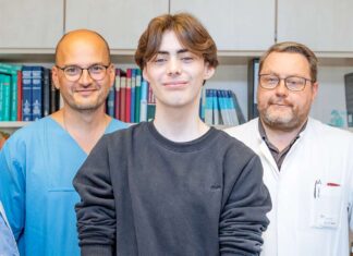 Zusammen noch besser: Interdisziplinäres OP-Team in der MHH-Kinderchirurgie Gebündelte OP-Kompetenz für Patient Niklas L. (Mitte): PD Dr. Alexander Horke, PD Dr. Murat Avsar, Dr. Patrick Zardo und Professor Dr. Jens Dingemann.