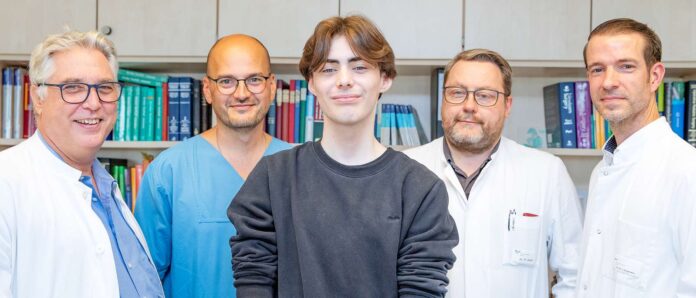 Gebündelte OP-Kompetenz für Patient Niklas L. (Mitte): PD Dr. Alexander Horke, PD Dr. Murat Avsar, Dr. Patrick Zardo und Professor Dr. Jens Dingemann.