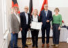 (v. l. n. r.): Ulrich Weber (Schlaganfall Landesverband Niedersachsen e.V.), Erster Regionsrat Jens Palandt, Irmgard Wrensch, Armin Pollehn (Bürgermeister der Stadt Burgdorf), Henrike Nielsen (KIBIS Hannover).