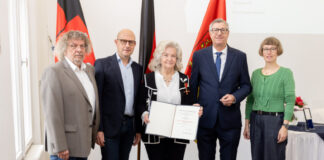 (v. l. n. r.): Ulrich Weber (Schlaganfall Landesverband Niedersachsen e.V.), Erster Regionsrat Jens Palandt, Irmgard Wrensch, Armin Pollehn (Bürgermeister der Stadt Burgdorf), Henrike Nielsen (KIBIS Hannover).