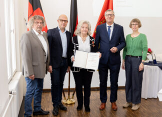 Sozial engagiert: Bundesverdienstkreuz für Irmgard Wrensch (v. l. n. r.): Ulrich Weber (Schlaganfall Landesverband Niedersachsen e.V.), Erster Regionsrat Jens Palandt, Irmgard Wrensch, Armin Pollehn (Bürgermeister der Stadt Burgdorf), Henrike Nielsen (KIBIS Hannover).