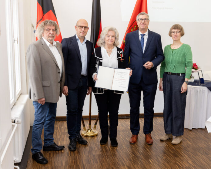 (v. l. n. r.): Ulrich Weber (Schlaganfall Landesverband Niedersachsen e.V.), Erster Regionsrat Jens Palandt, Irmgard Wrensch, Armin Pollehn (Bürgermeister der Stadt Burgdorf), Henrike Nielsen (KIBIS Hannover).