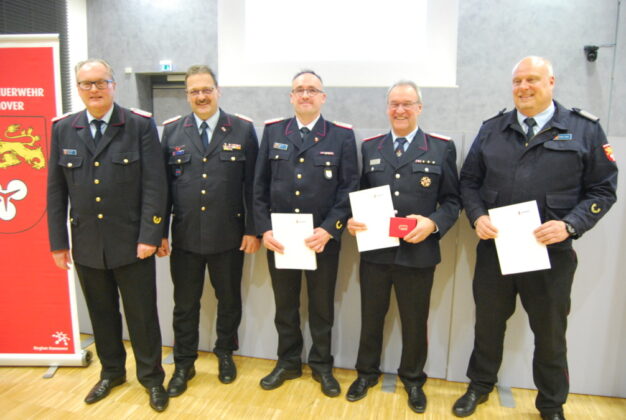 Ehrungen mit LFV-Präsident und Regionsbrandmeister (von links nach rechts: Karl-Heinz Mensing, Olaf Kapke, Benjamin Moss, Hartmut Jagau und Volker Kluth)