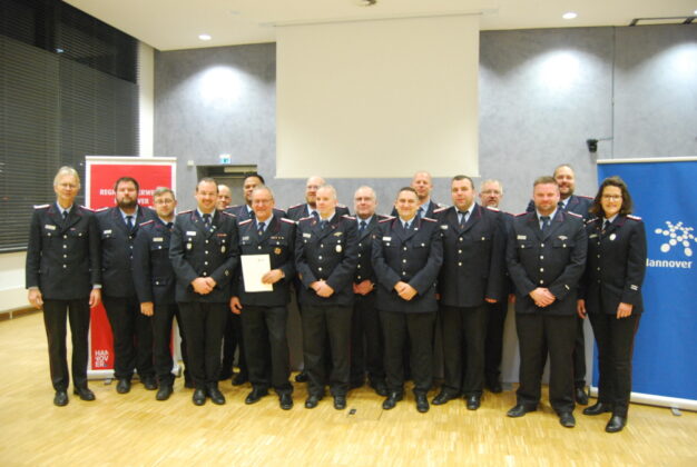 Führungskräfte der Gemeindefeuerwehr Wedemark mit dem geehrten Kameraden Hartmut Jagau.