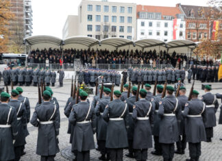 Bundeswehr feiert zentrales Gelöbnis auf dem Platz der Menschenrechte in Hannover Gelöbnisfeier der Bundeswehr in Hannover