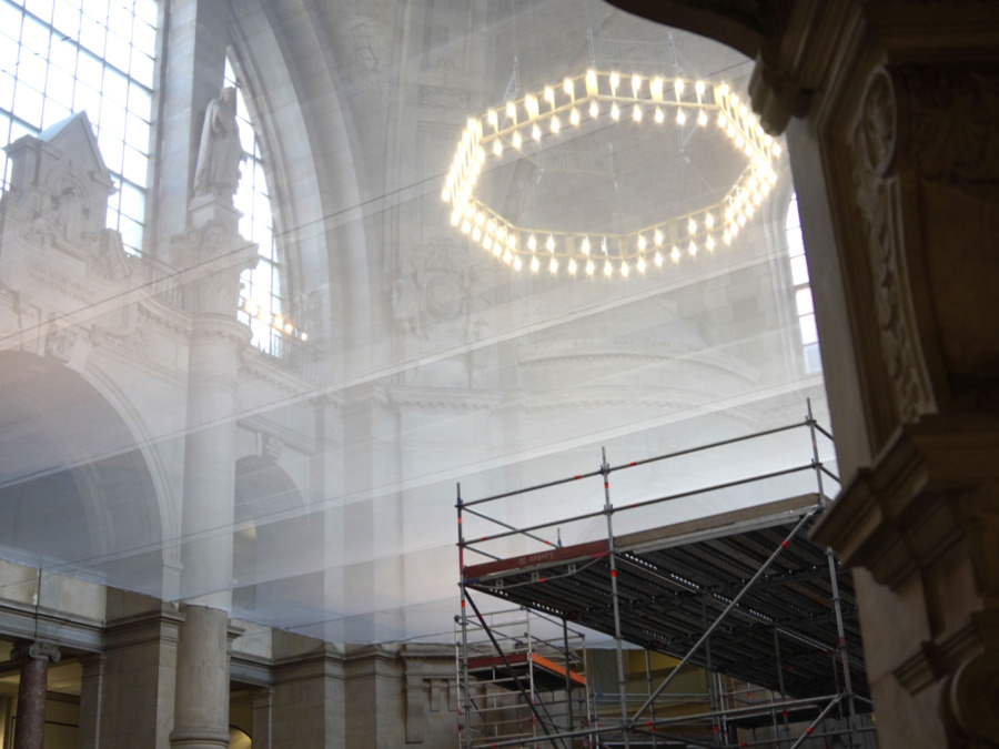 Schutz vor herabfallenden Steinchen in der Rathaushalle: Ein Netz, das an der Decke befestigt wird und herabfallende Steinchen auffängt.