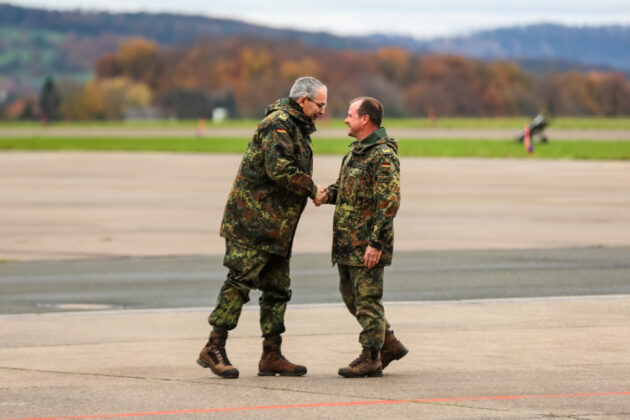 Inspekteur des Heeres, Generalleutnant Alfons Mais (li.) mit Kommandeur Kommando Hubschrauber, Brigadegeneral Dr. Volker Bauersachs (re.)