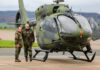 Kommandeur Kommando Hubschrauber, Brigadegeneral Dr. Volker Bauersachs (li..) mit dem Inspekteur des Heeres, Generalleutnant Alfons Mais (re.)