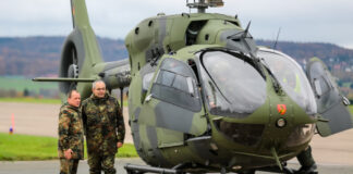 Kommandeur Kommando Hubschrauber, Brigadegeneral Dr. Volker Bauersachs (li..) mit dem Inspekteur des Heeres, Generalleutnant Alfons Mais (re.)