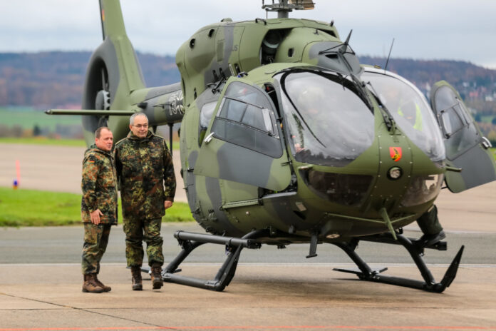 Kommandeur Kommando Hubschrauber, Brigadegeneral Dr. Volker Bauersachs (li..) mit dem Inspekteur des Heeres, Generalleutnant Alfons Mais (re.)