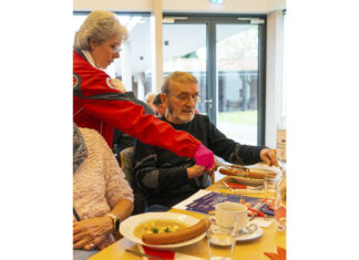 Wie wäre es mit einem Plausch? Klöntreffs der Johanniter leben wieder auf Ortsbeauftragte Elke Zach serviert einem Gast Essen.