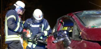 Einsatzübung Verkehrsunfall - Feuerwehr und Rettungsdienst üben in Celle
