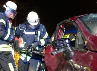 Feuerwehr Celle und Rettungsdienst üben gemeinsam: Verkehrsunfall realistisch simuliert Einsatzübung Verkehrsunfall - Feuerwehr und Rettungsdienst üben in Celle