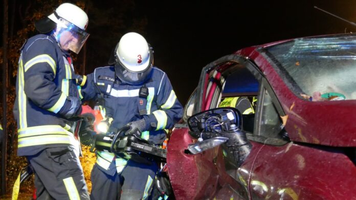 Einsatzübung Verkehrsunfall - Feuerwehr und Rettungsdienst üben in Celle