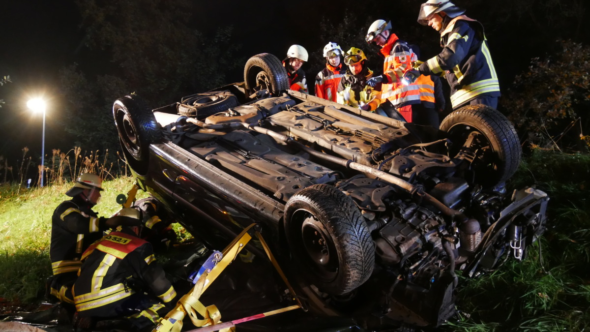 Einsatzübung Verkehrsunfall - Feuerwehr und Rettungsdienst üben in Celle