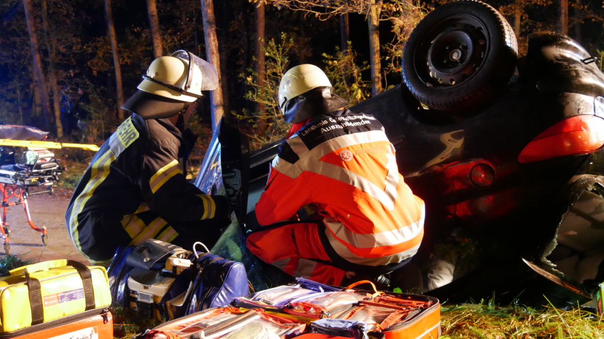 Einsatzübung Verkehrsunfall - Feuerwehr und Rettungsdienst üben in Celle