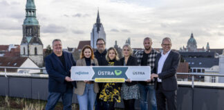 ÜSTRA und regiobus ab 1.1.2025 im Gemeinschaftsbetrieb (vo.li.): Christian Bickel, Betriebsrats- und stellvertretender Aufsichtsratsvorsitzender der ÜSTRA Denise Hain, ÜSTRA Arbeitsdirektorin, Vorständin Betrieb & Personal sowie Geschäftsführerin regiobus Wolfgang Toboldt, Aufsichtsratsvorsitzender der regiobus Elke van Zadel, Vorstandsvorsitzende ÜSTRA, Geschäftsführerin regiobus Regina Oelfke, Vorständin Finanzen und Recht der ÜSTRA sowie Geschäftsführerin regiobus Alexander Mensching, stellvertretender Betriebsratsvorsitzender der regiobus Ulf-Birger Franz, Verkehrsdezernent der Region Hannover, ÜSTRA Aufsichtsratsvorsitzender.