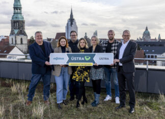 Neuer Gemeinschaftsbetrieb von ÜSTRA und regiobus startet am 1. Januar 2025: Größtes Verkehrsprojekt in Hannover auf der Zielgeraden ÜSTRA und regiobus ab 1.1.2025 im Gemeinschaftsbetrieb (vo.li.): Christian Bickel, Betriebsrats- und stellvertretender Aufsichtsratsvorsitzender der ÜSTRA Denise Hain, ÜSTRA Arbeitsdirektorin, Vorständin Betrieb & Personal sowie Geschäftsführerin regiobus Wolfgang Toboldt, Aufsichtsratsvorsitzender der regiobus Elke van Zadel, Vorstandsvorsitzende ÜSTRA, Geschäftsführerin regiobus Regina Oelfke, Vorständin Finanzen und Recht der ÜSTRA sowie Geschäftsführerin regiobus Alexander Mensching, stellvertretender Betriebsratsvorsitzender der regiobus Ulf-Birger Franz, Verkehrsdezernent der Region Hannover, ÜSTRA Aufsichtsratsvorsitzender.