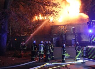 Dachstuhlbrand in Schloß Ricklingen: Gebäude vollständig ausgebrannt Dachstuhlbrand in Schloß Ricklingen: Gebäude vollständig ausgebrannt