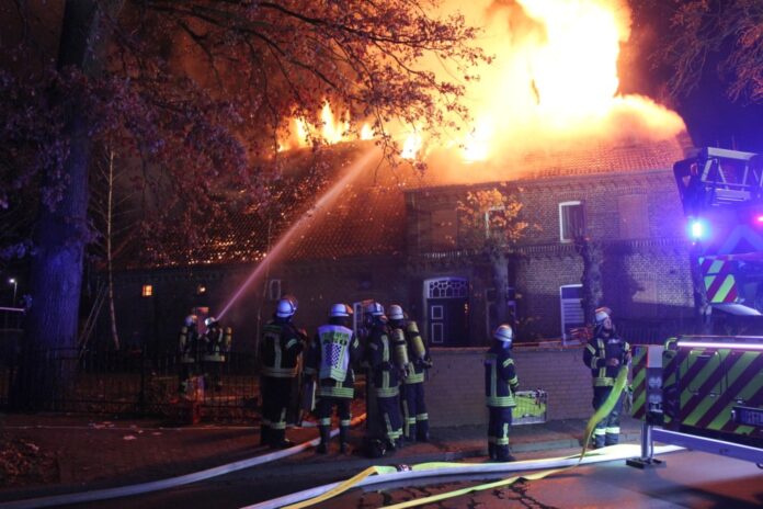 Dachstuhlbrand in Schloß Ricklingen: Gebäude vollständig ausgebrannt