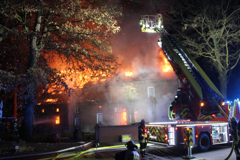 Dachstuhlbrand in Schloß Ricklingen: Gebäude vollständig ausgebrannt