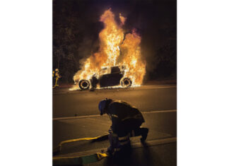 Fahrzeugbrand auf der B441: Feuerwehr Dedensen löscht in Flammen stehenden Pkw Pkw in Vollbrand