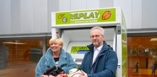 Susanne Blasberg-Bense, Dezernentin für Jugend, Familie und der geschäftsführende Vorstand der fairKauf eG, Klaus Hibbe.