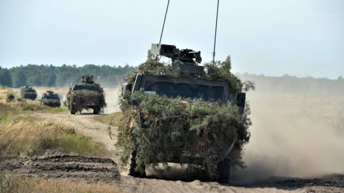 EU Battlegroup Marsch mit Fahrzeugen