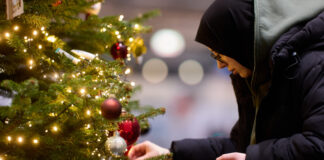 Eltern und Kinder hatten seit dem 20. Dezember Weihnachtsdekoration gebastelt, um den Baum festlich zu schmücken.