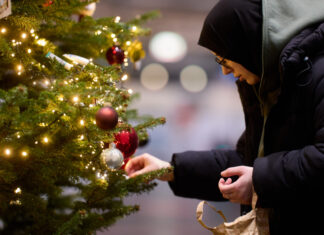 Weihnachtszauber für Kinder in der ASB-Flüchtlingsunterkunft Eltern und Kinder hatten seit dem 20. Dezember Weihnachtsdekoration gebastelt, um den Baum festlich zu schmücken.