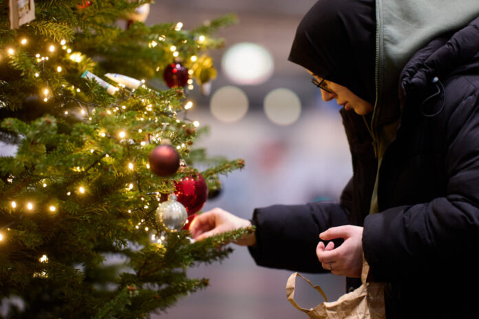 Eltern und Kinder hatten seit dem 20. Dezember Weihnachtsdekoration gebastelt, um den Baum festlich zu schmücken.