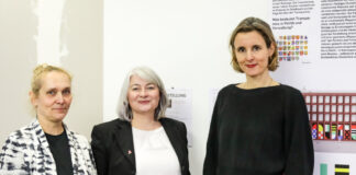 Stadt Langenhagen / Kunst am Bau (vo.li.): Wettbewerbsbegleiterin Dagmar Schmidt, Stadtbaurätin Isabella Gifhorn mit der Berliner Künstlerin Eva Benderes,